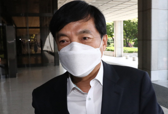 이성윤 서울중앙지검장이 11일 서울 서초구 중앙지검 청사로 출근하는 모습. 연합뉴스.